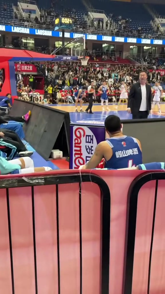 手机网游-刘维伟指着被换下场的韦瑟斯庞怒骂：去你X的 干死你个BYD